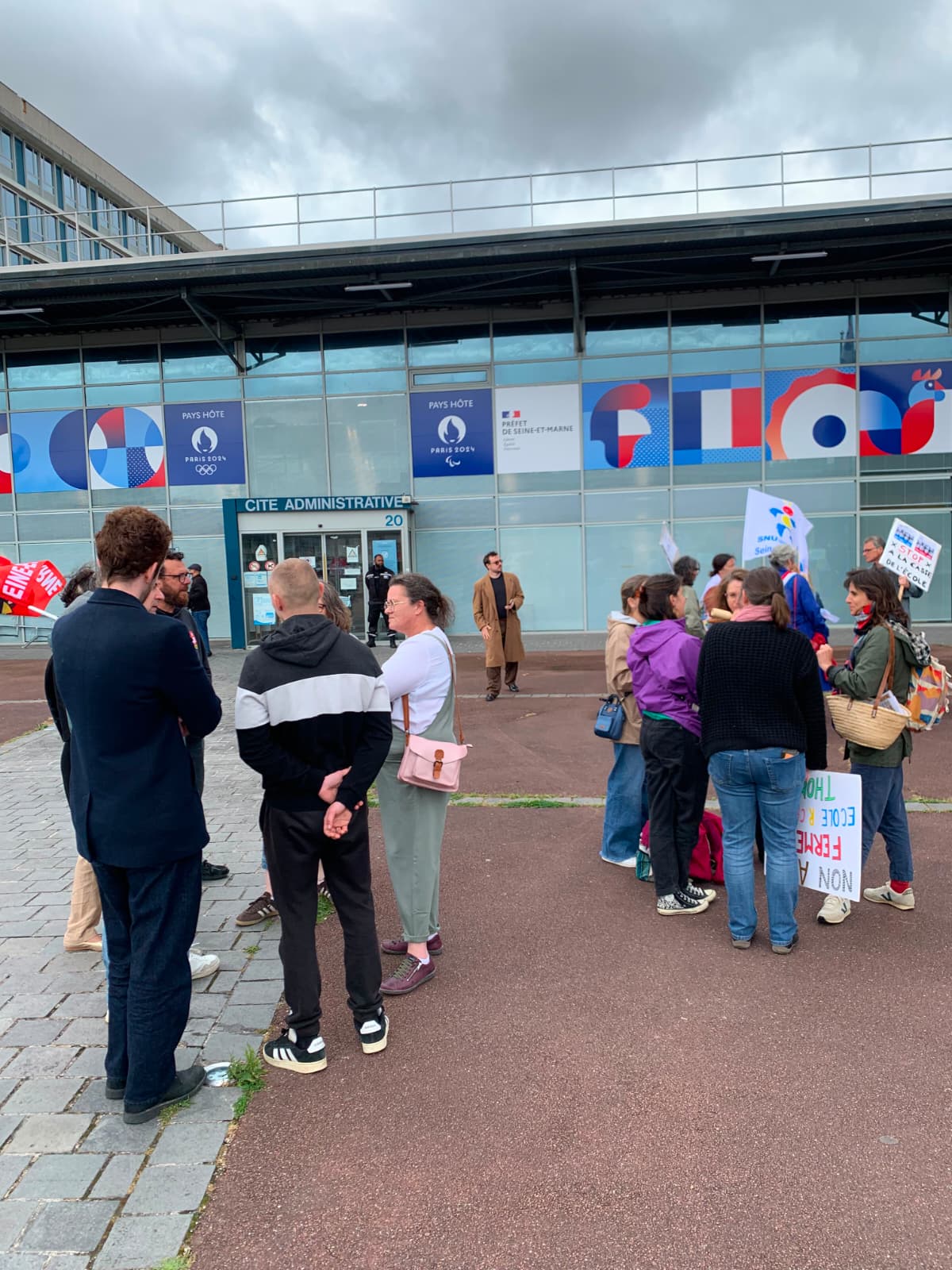 Action devant l'école