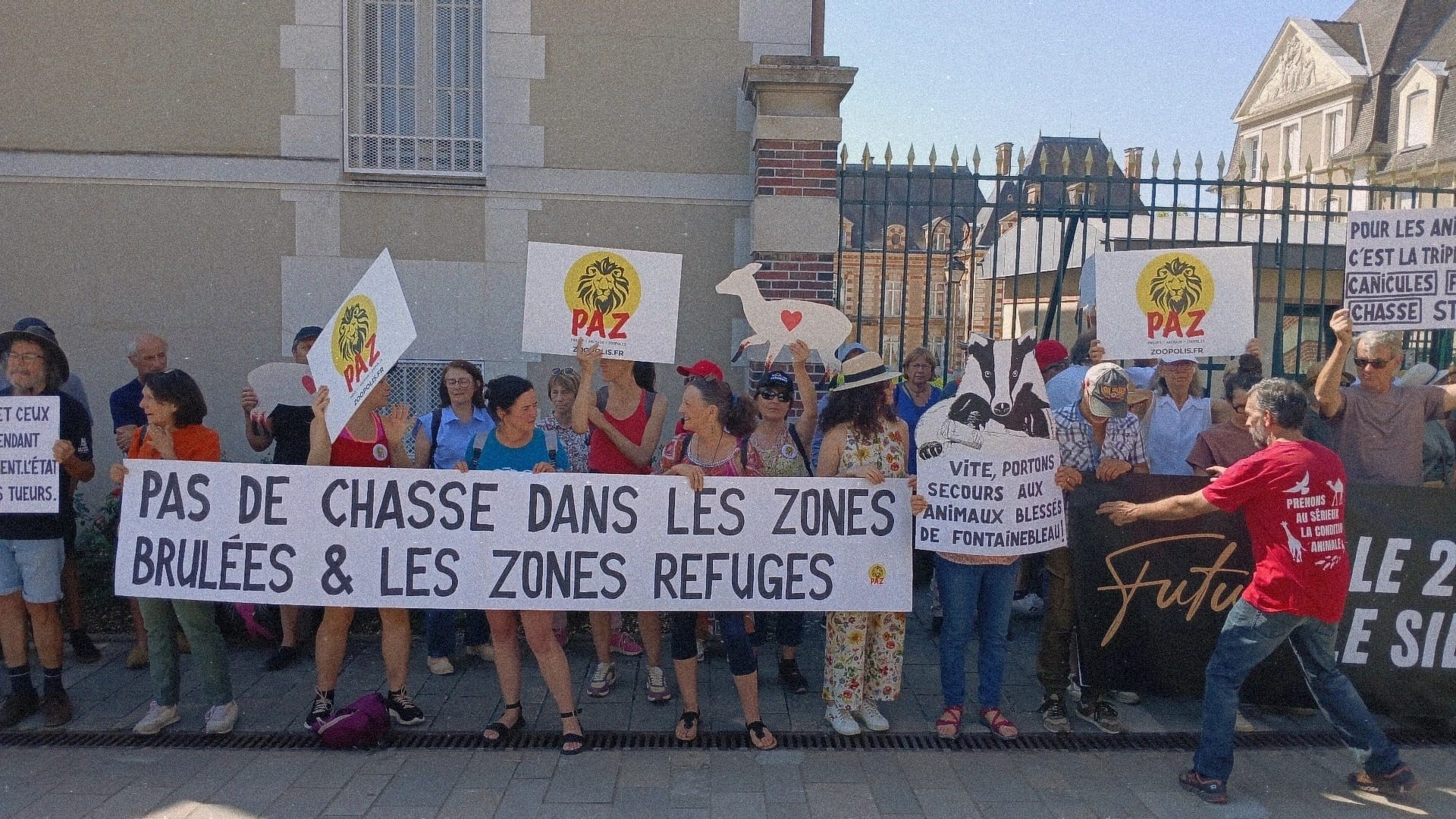 Mobilisation devant la préfecture de Melun contre les tirs en forêt de Fontainebleau