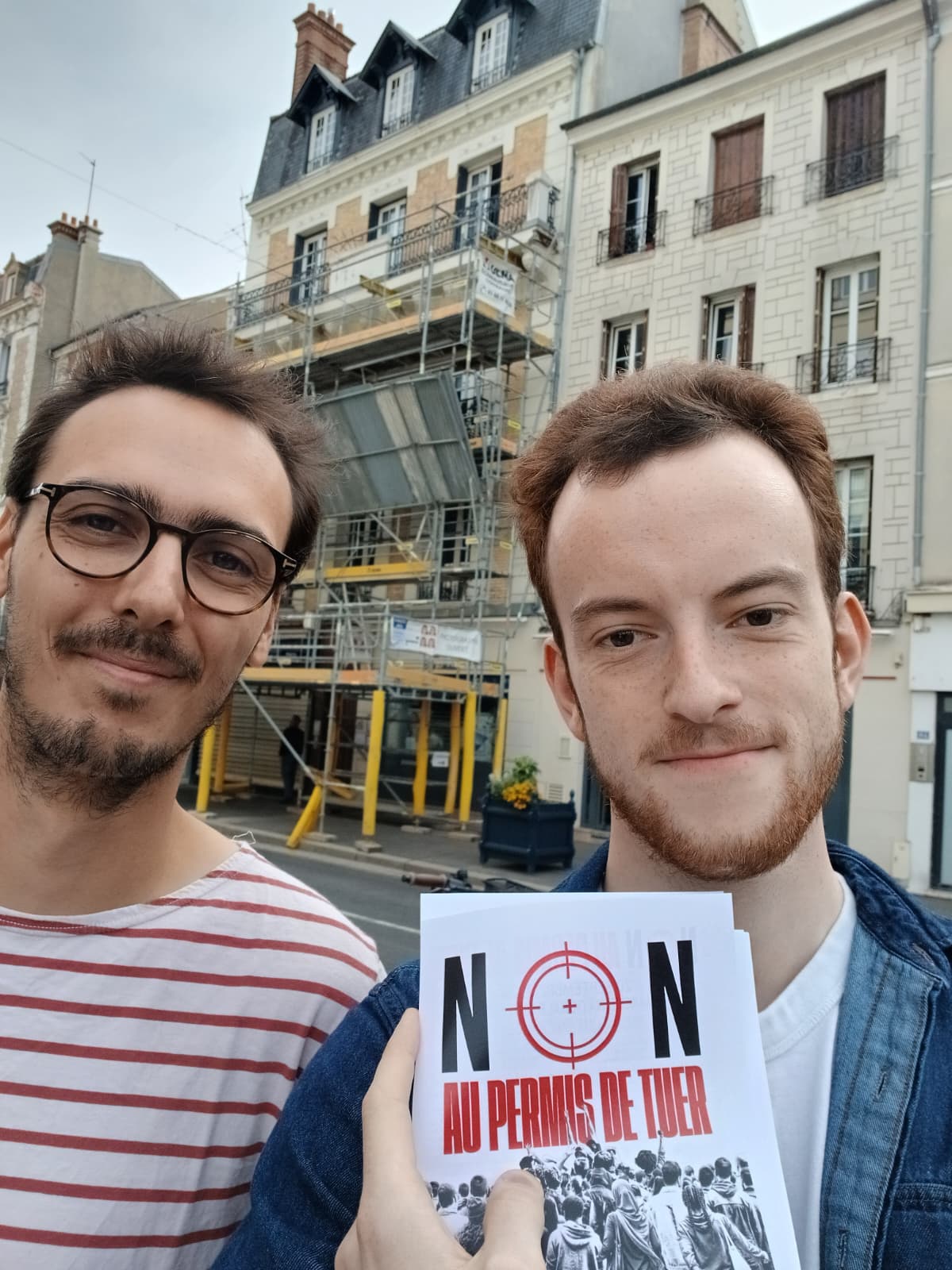 Tractage au marché de Fontainebleau contre la loi permis de tuer