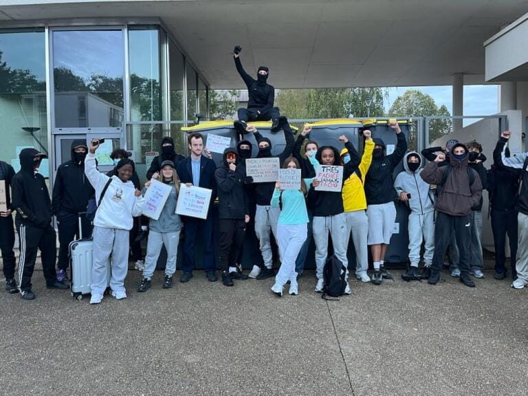 Manifestation-blocus au lycée Uruguay d'Avon